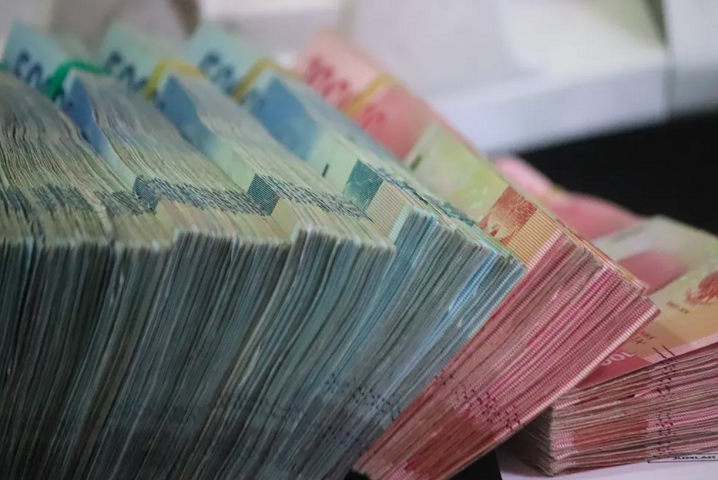 O grupo suspeito teria desviado até R$ 6,3 bilhões por meio de cobranças irregulares de mensalidades descontadas diretamente dos benefícios, sem autorização.