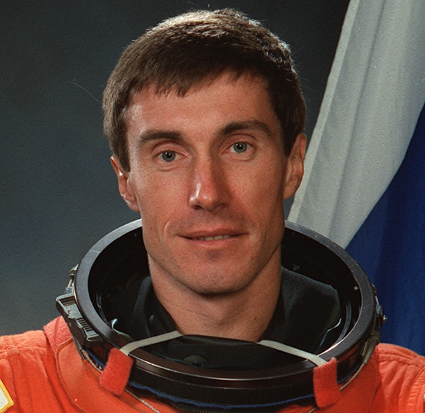 Pelo plano original, o cosmonauta para substituir Krikalev seria do Cazaquistão (mas este acabou declarando a independência). A "nova pátria" Rússia, então, enviou o cosmonauta Alexander Volkov. E informou a Krikalev ele deveria permanecer em órbita por tempo indefinido. 