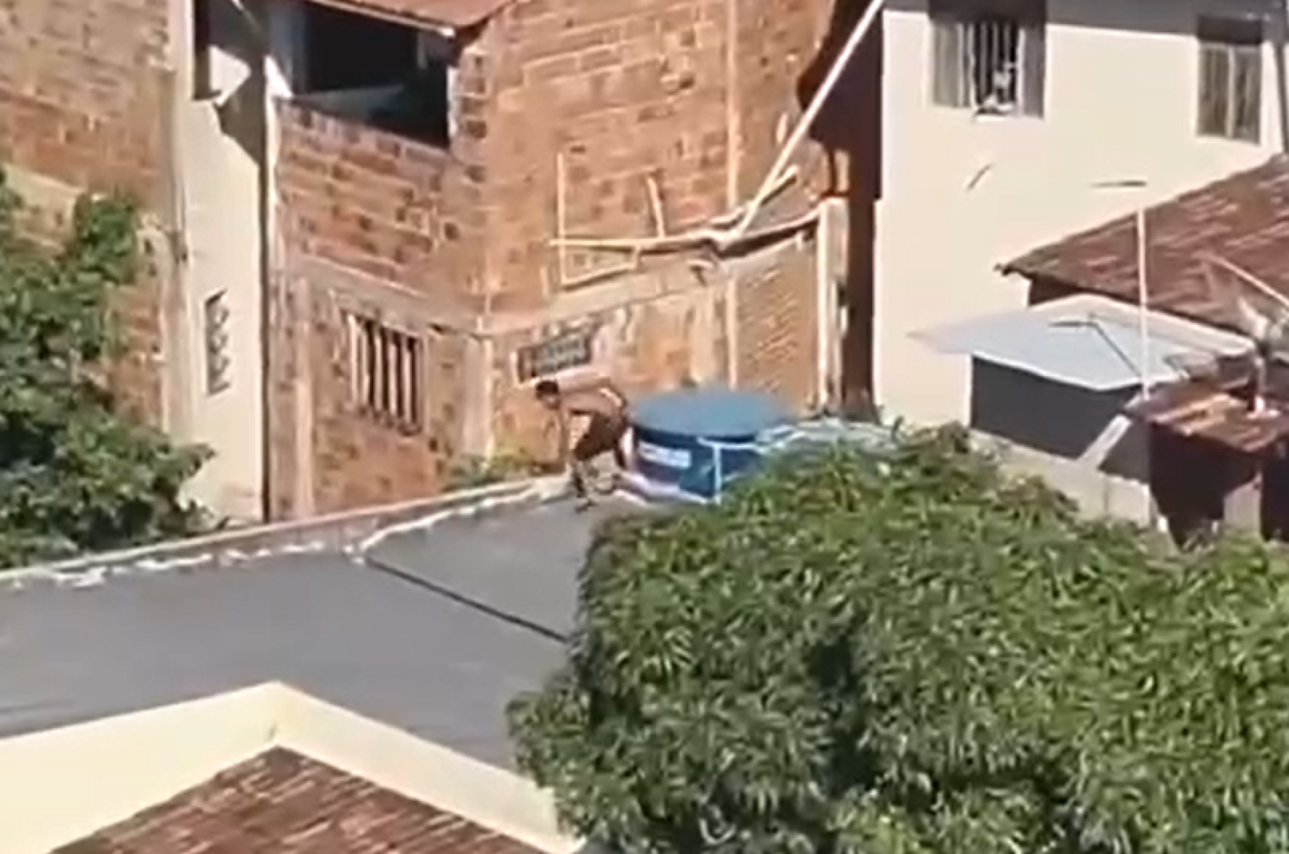 Fuga começou depois que policiais flagraram suspeito saindo de um imóvel onde já há informações sobre tráfico de drogas -  (crédito: PMMG / Reprodução)