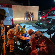 Motorista invade cruzamento, bate em outro carro e deixa uma pessoa ferida - CBMMG / Divulgação