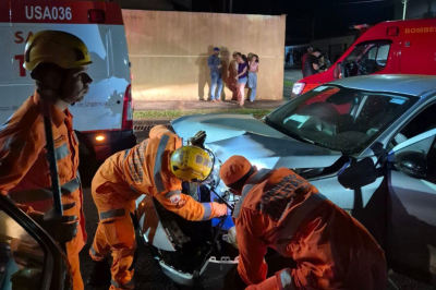 Acidente aconteceu no cruzamento entre as ruas Celso Abrão e Alvarenga Peixoto, no Bairro Platina, em Ituiutaba -  (crédito: CBMMG / Divulgação)