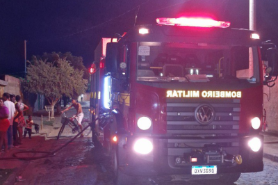Bombeiros levaram 40 minutos para apagar incêndio que destruiu casa em Januária -  (crédito: CBMMG / Divulgação)
