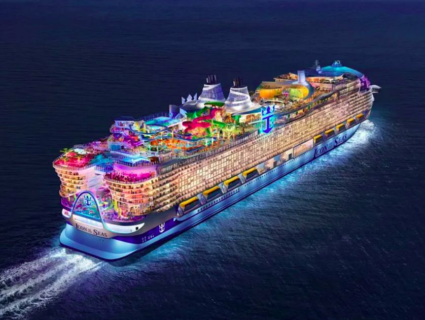 Quase 100 metros mais longo que o icônico Titanic, o Icon of the Seas inaugurou suas atividades em 2024. A embarcação conta com 7 piscinas, 9 hidromassagens, 20 deques e o maior parque aquático marítimo do mundo.-divulgação / royal caribbean