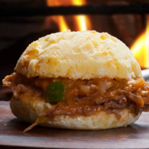 Pão de queijo recheado: receitas irresistíveis para o seu lanche - Freepik