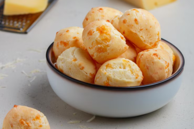 Ideias de p&atilde;o de queijo recheado para variar o lanche, com op&ccedil;&otilde;es de carne, queijo e vers&otilde;es vegetarianas. -  (crédito: Freepik)