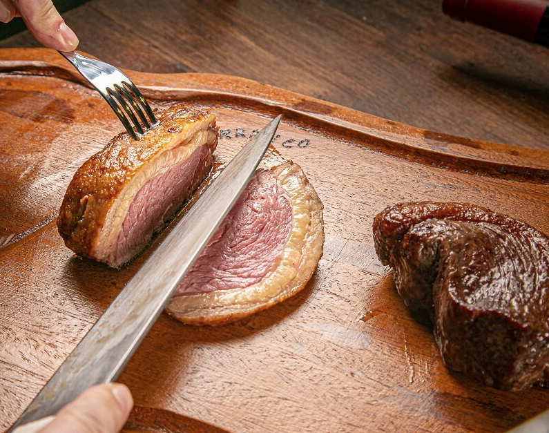As carnes têm gordura para deixar o churrasco bem puxado no sabor.-Divulgação Trip Advisor 