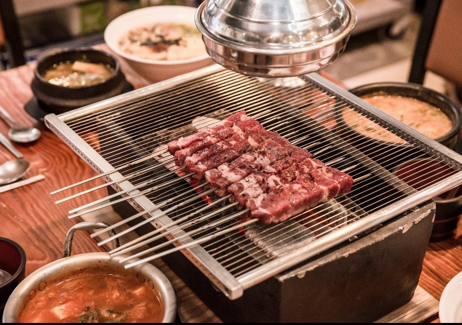 A carne Ã© grelhada na prÃ³pria mesa onde as pessoas vÃ£o fazer as refeiÃ§Ãµes. -divulgaÃ§Ã£o Trip Advisor