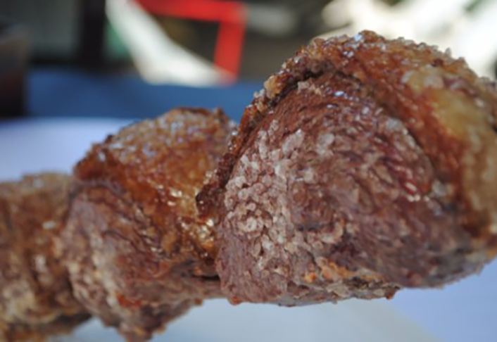 No preparo do churrasco, usa-se, principalmente, fraldinha, alcatra e picanha, além de linguiça, com sal grosso.- Divulgação TRip Advisor