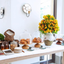 Mesa posta para brunch: como montar uma produção elegante e acolhedora - Freepik