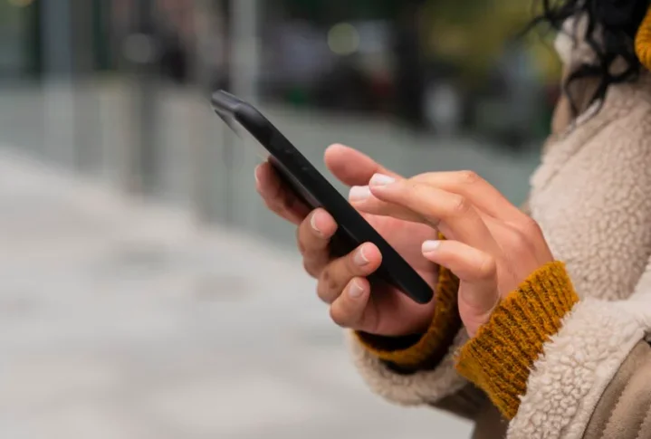 Essas ligações são feitas em massa por empresas de telecomunicação, que usam números aleatórios para aumentar as chances de atendimento. 