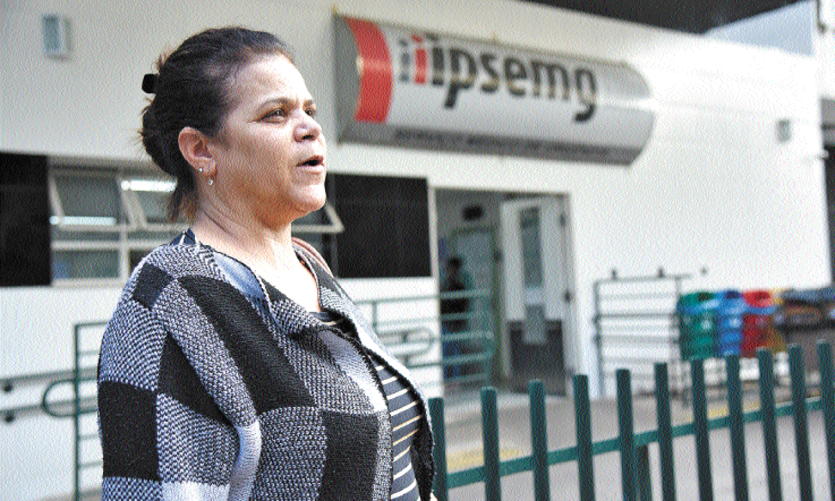 Luciana Pereira reclama da fila: 