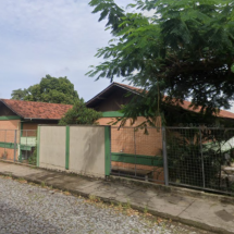 Aluna e mãe agridem professora após proibição de celular em escola de MG -  (crédito: Reprodução/Google Street View)