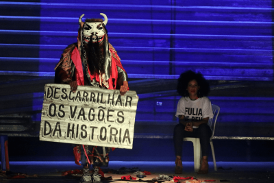 O espetáculo 'O maior trem do mundo', do Poncã Coletivo, narra a história de um grupo de amigos que se organizam para a retomada da Folia de Reis -  (crédito: Davidson Rocha)