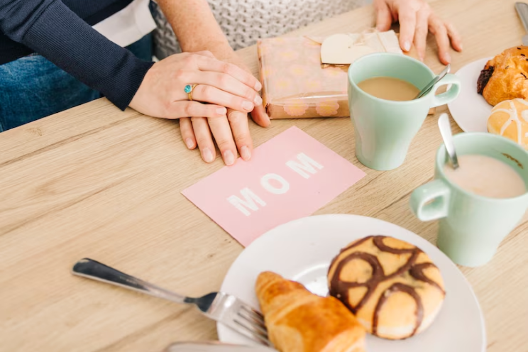 Seja em forma de cesta, mesa posta ou bandeja no quarto, o que realmente importa é o gesto