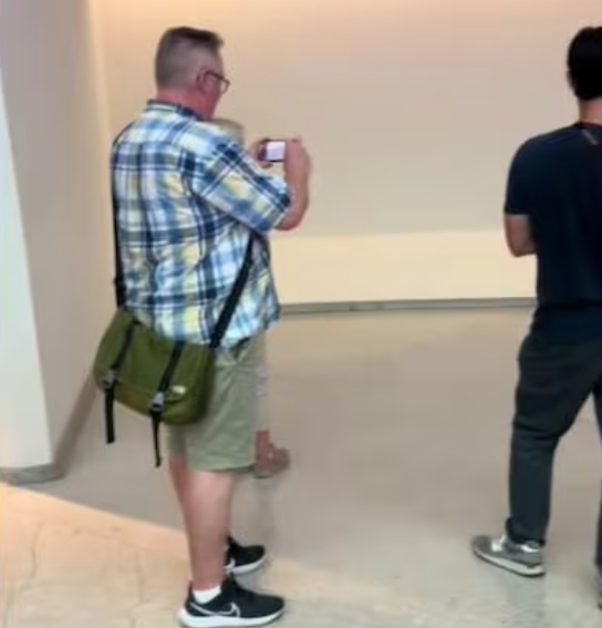 E deu certo. Várias pessoas não só pararam para admirar a "obra" como ficaram tirando fotos do All Star desgastado do rapaz.