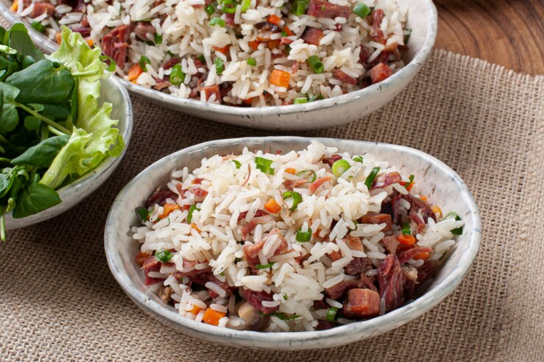 Arroz de Pato (Portugal) - Prato típico português feito com arroz cozido no caldo do pato desfiado, temperado com chouriço e levado ao forno para dourar.