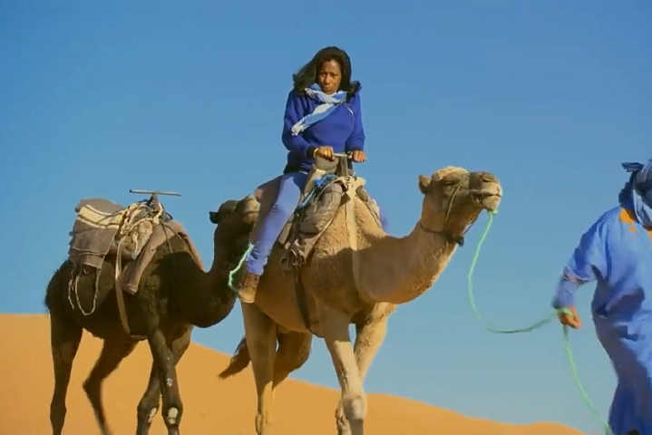Glória Maria também ficou marcada por participar ativamente de suas reportagens, como quando andou de balão, desceu de bote o Rio Colorado (EUA) ou passeou de camelo, em Omã.
