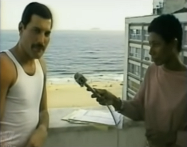 Outra entrevista muito lembrada pelo público é a do vocalista da banda Queen, Freddie Mercury, às vésperas do Rock in Rio de 1985. Por não saber inglês na época, Glória Maria acabou repetindo algumas perguntas em português, irritando o cantor. O vídeo já se tornou um marco nas redes sociais, contando com milhões de visualizações no YouTube.
