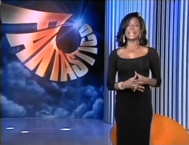 A jornalista ficou ainda mais conhecida quando apresentou o Fantástico, de 1998 a 2007. No programa dominical, Glória ficou marcada pelas inúmeras reportagens especiais e viagens para lugares espetaculares e exóticos. Somente no período em que esteve no Fantástico, a jornalista conheceu mais de 100 países!

