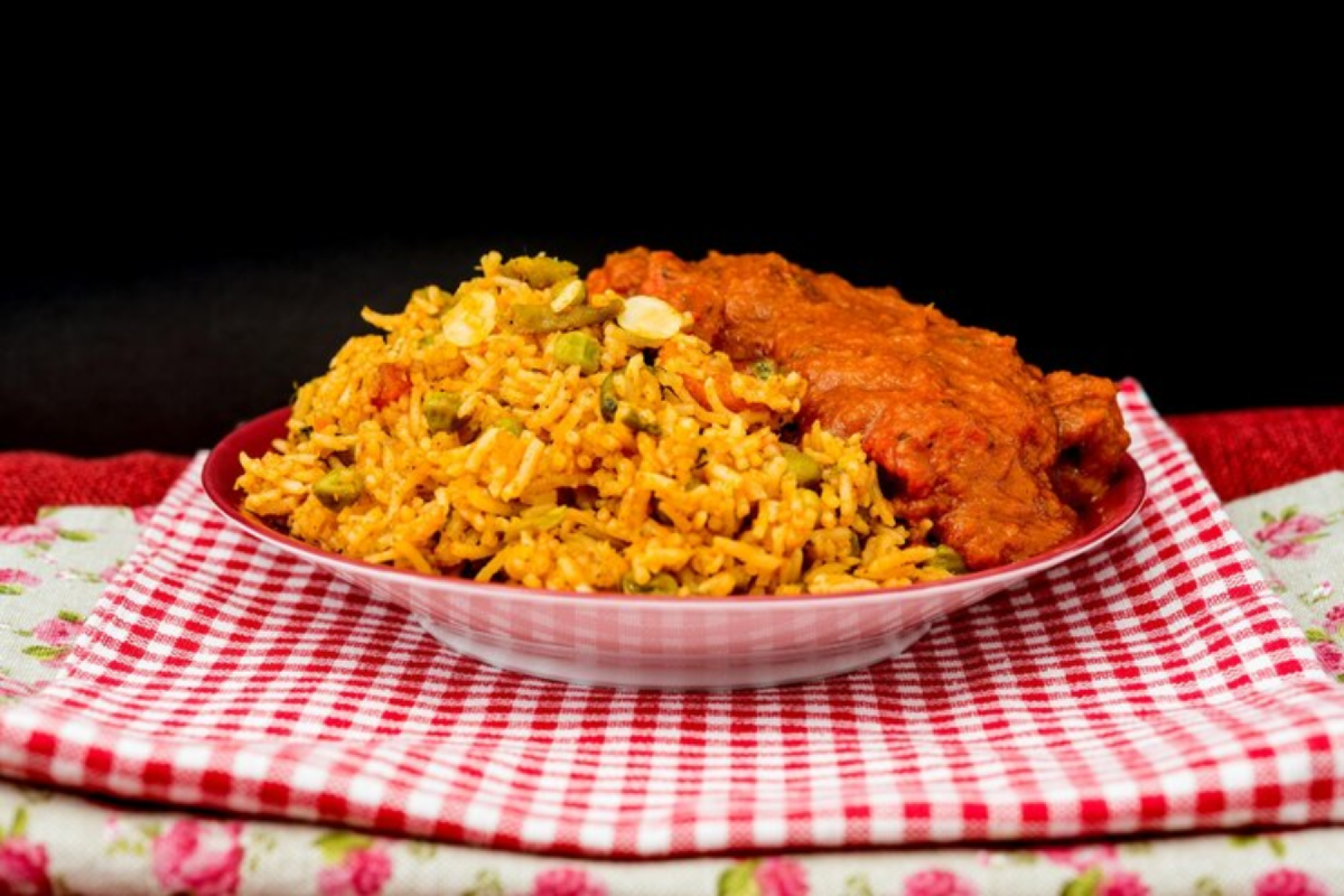 Jollof Rice (África Ocidental) - Muito popular na Nigéria, Senegal e Gana, o jollof rice é feito com arroz cozido em molho de tomate, cebola, pimentão e temperos.
