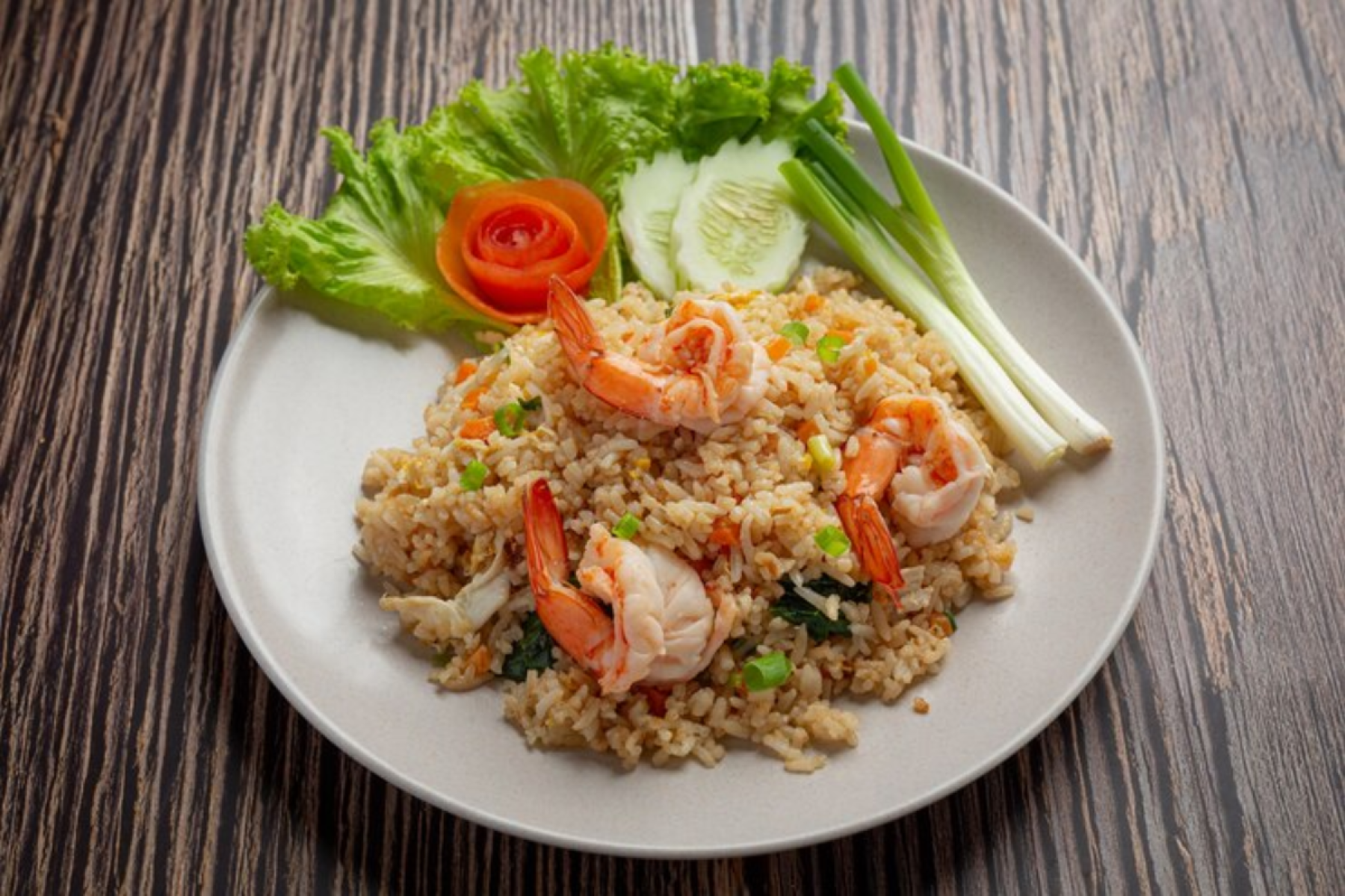 Khao Pad (Tailândia) - O arroz frito tailandês leva arroz de jasmim, ovos, legumes e muitas vezes frango ou camarão, com toque de molho de peixe.-Freepik