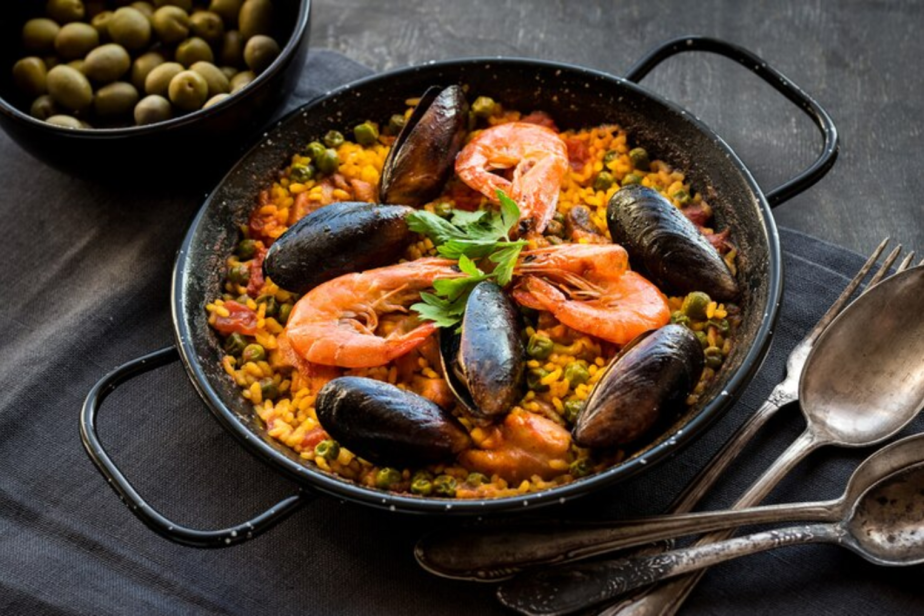 Paella (Espanha) - Tradicional da região de Valência, a paella é um arroz colorido feito com frutos do mar, frango e legumes, temperado com açafrão.
-Freepik