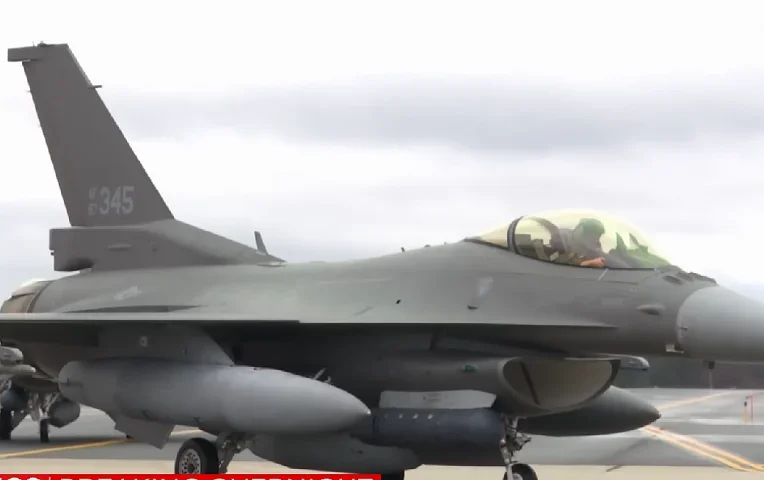 De acordo com a NASA, o som acontece quando uma aeronave se move mais rápido do que o som. São ondas de choque que se acumulam, se fundem e quando atingem o solo provocam o tal “sonic boom”.