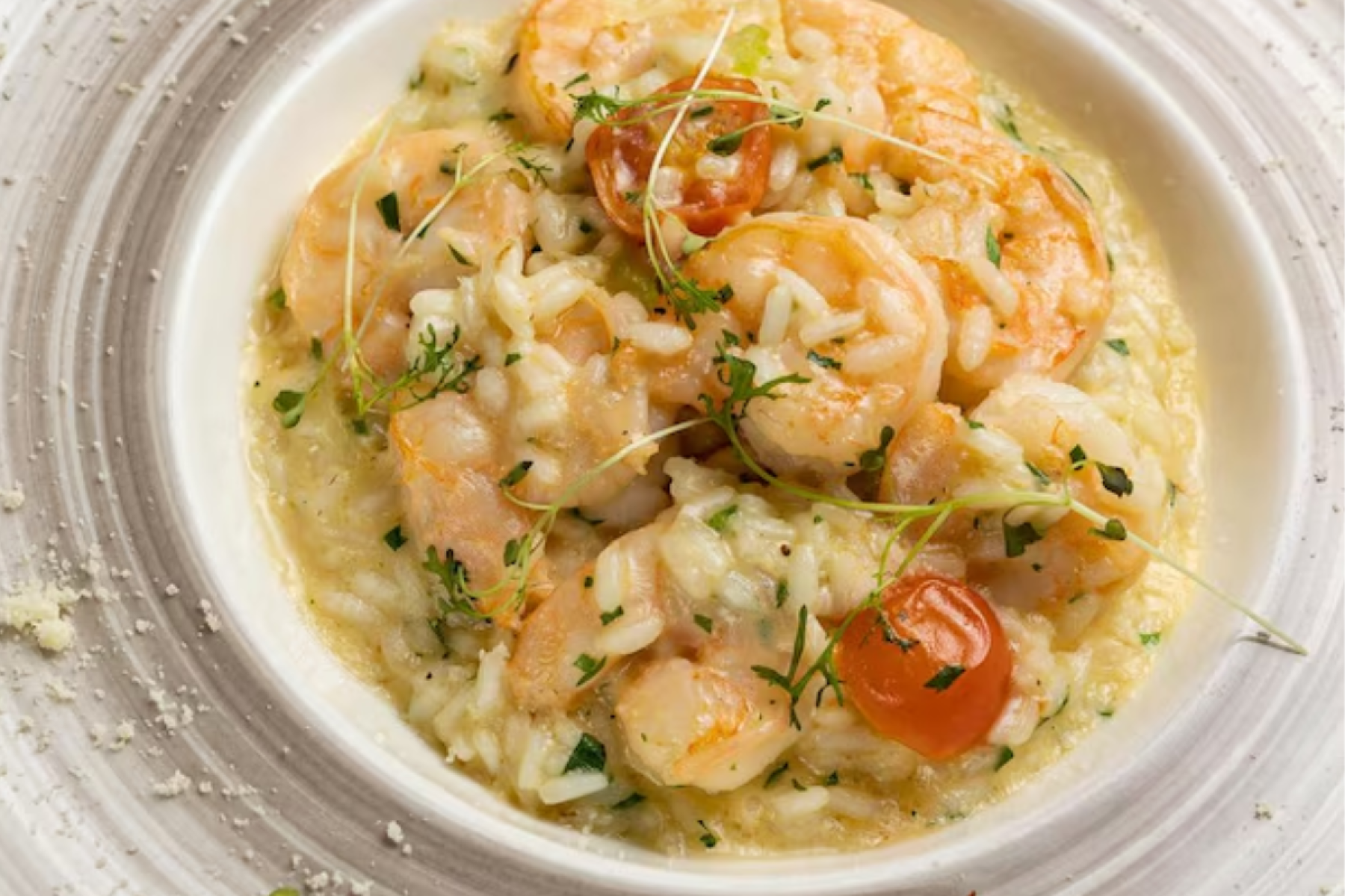 Risoto (Itália) - Clássico do norte da Itália, o risoto é cremoso e preparado mexendo o arroz arbório aos poucos com caldo, vinho branco e queijos.-Freepik