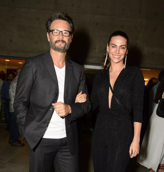 Na vida pessoal, Santoro é casado desde 2016 com a atriz Mel Fronckowiak. Antes, relacionou-se com Luana Piovani e estudou jornalismo. 
