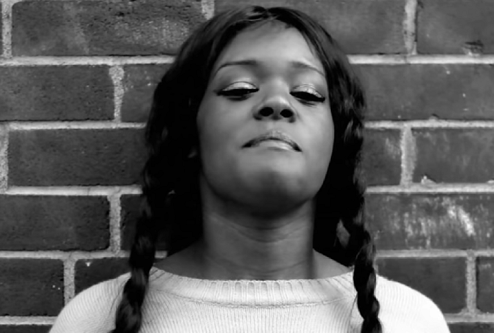 Banks citou um irmão trans que sofreu abusos da mãe, levando a traumas e tentativas de suicídio, defendendo que o desconforto com o corpo "é uma questão espiritual, não mental".