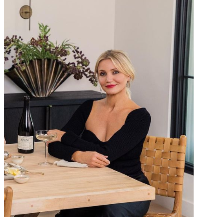 Cameron Diaz - Atriz americana, nascida em 30/8/1972, em San Diego. Apesar da fama de antipática com o público, tem milhões de fãs que curtem seu talento e beleza. Descendente de alemães, ingleses, holandeses e índios, ela também é modelo e empresária. Está no streaming num novo filme com Jamie Foxx: "De Volta à Ação"
