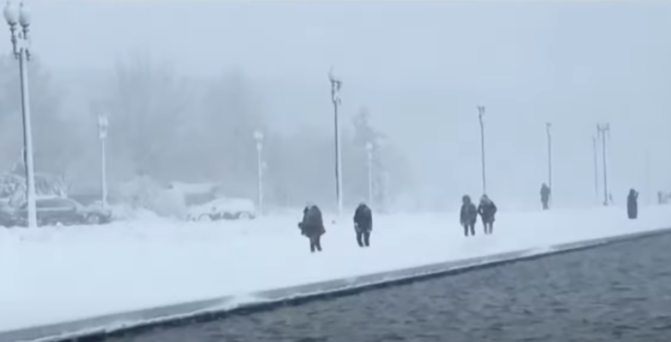 Em janeiro de 2022, uma forte tempestade de neve nos EUA provocou o fechamento de estradas, cancelamento de milhares de voos e interrupção de aulas e serviços. 