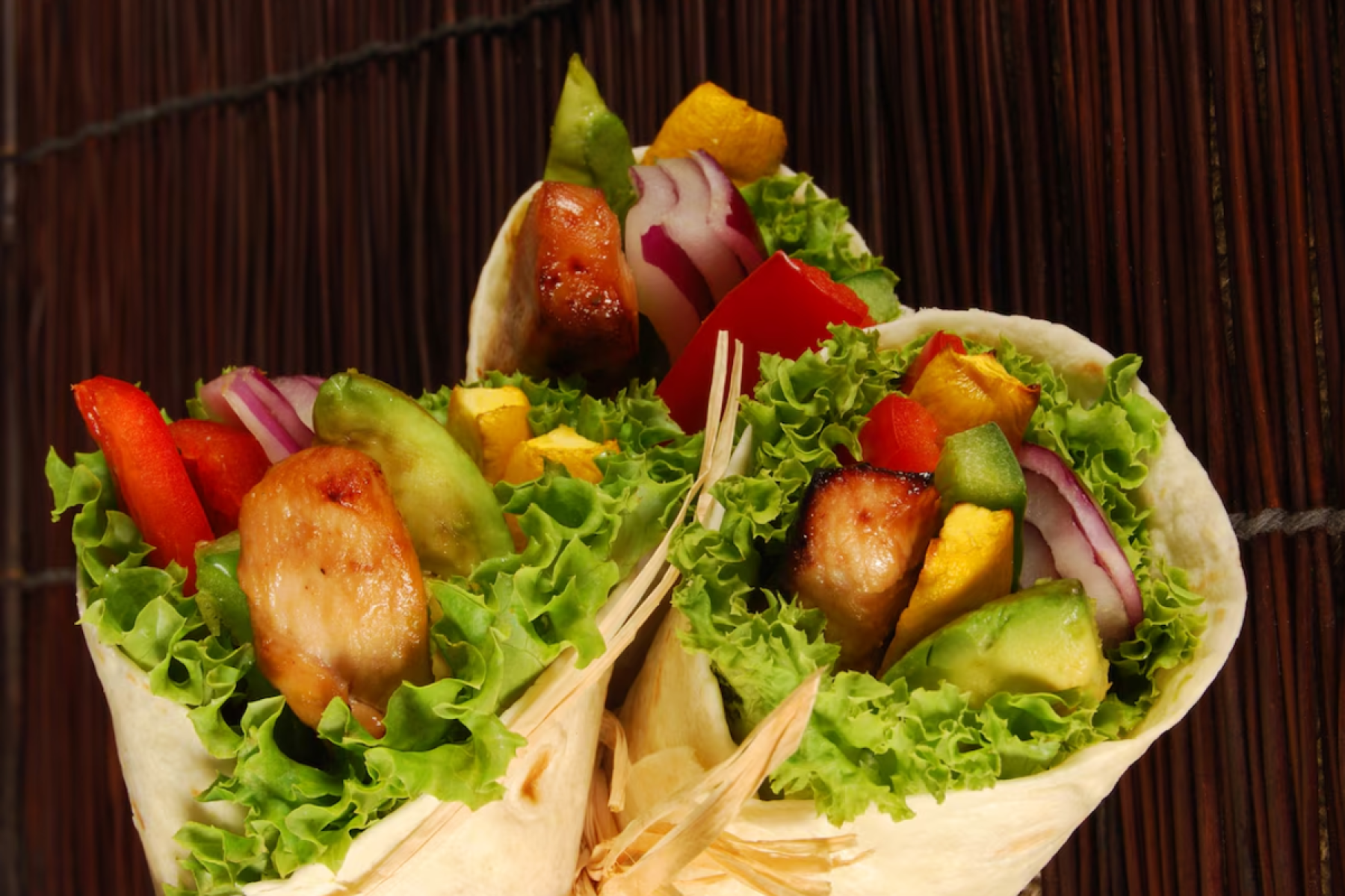 Rico em proteínas, fibras e gorduras boas, o wrap com frango e abacate é uma excelente alternativa às refeições mais pesadas do dia a dia Rico em proteínas, fibras e gorduras boas, o wrap com frango e abacate é uma excelente alternativa às refeições mais pesadas do dia a dia