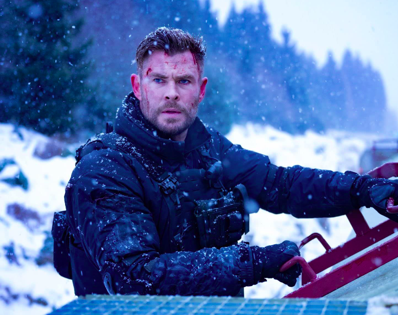 Chris Hemsworth se destacou em grandes produções além de seu papel como Thor no Universo Marvel. Ele brilhou em "Resgate 2" (2023), sequência de ação intensa da Netflix que consolidou seu talento para cenas físicas.