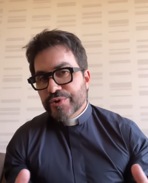 Diante da insistência do espectador, o padre pausou o evento e pediu mais respeito a ele e ao público presente. “Meu caro, se você esperar eu falar, porque agora você só está perturbando, inclusive perturbando quem quer ouvir. Eu não tenho como conversar com você agora. Se você puder fazer silêncio agora e depois converso com você, tudo bem. Mas você quer falar ao mesmo tempo que eu? As pessoas não vieram aqui para ver você gritar", disse.