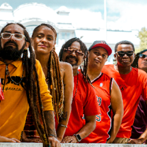 Alma Roots faz uma ode ao reggae de salão na inédita 'Agarradinho'