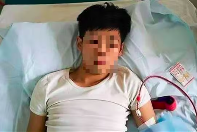 O chinês ficou  acamado e passou a precisar de hemodiálises com frequência, já que desenvolveu uma deficiência renal no outro rim.