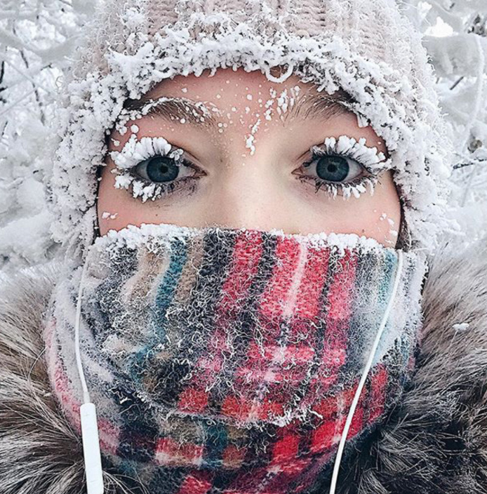Para suportar viver num ambiente tão gélido, as pessoas precisam se cobrir totalmente para que partes do corpo não congelem. Até mesmo cabelos e cílios podem virar gelo.  E as crianças só vão à escola se a temperatura estiver até -46,7°C. Mais frio que isso, as escolas fecham.-reprodução instagram anastasia gruzdeva