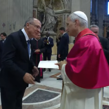 Geraldo Alckmin entrega ao papa Leão XIV convite para a COP30 - Reprodução Youtube Vaticano 