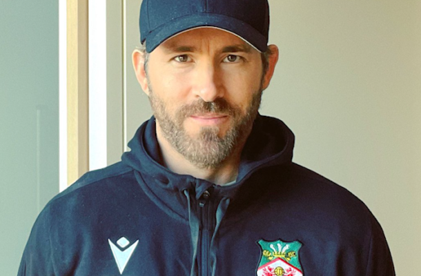 Ryan Reynolds (23/10/1976) começou em comédias românticas, mas encontrou seu auge em "Deadpool" (2016). Indicado ao Globo de Ouro, é conhecido por sua versatilidade e humor. Também estrelou "Free Guy" (2021) e "Projeto Adam" (2022). Hoje, é dono do Wrexham FC, time de futebol do País de Gales, mas que disputa o Campeonato Inglês.