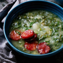Caldo verde para o frio: receita tradicional com linguiça e batata cremosa - Freepik