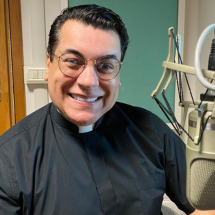 Padre de Divinópolis viraliza ao negar batizados de bonecas reborn -  (crédito: DivulgaÃ§Ã£o/Vatican News)