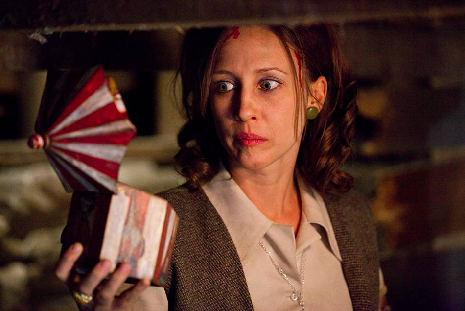 Annabelle ganhou popularidade quando apareceu no primeiro filme da franquia, "Invocação do Mal", dirigido por James Wan e estrelado por Vera Farmiga e Patrick Wilson, em 2013.-reprodução / invocação do mal