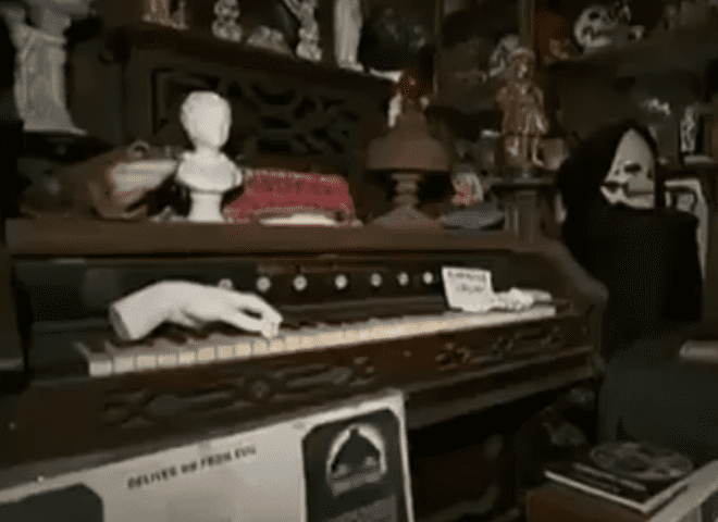 O Museu Oculto dos Warren funciona na antiga casa do casal, em Connecticut. E tem muitas peças 'amaldiçoadas', além de Annabelle. Um padre vai lá para benzer o ambiente com frequência.-Reprodução TV Globo