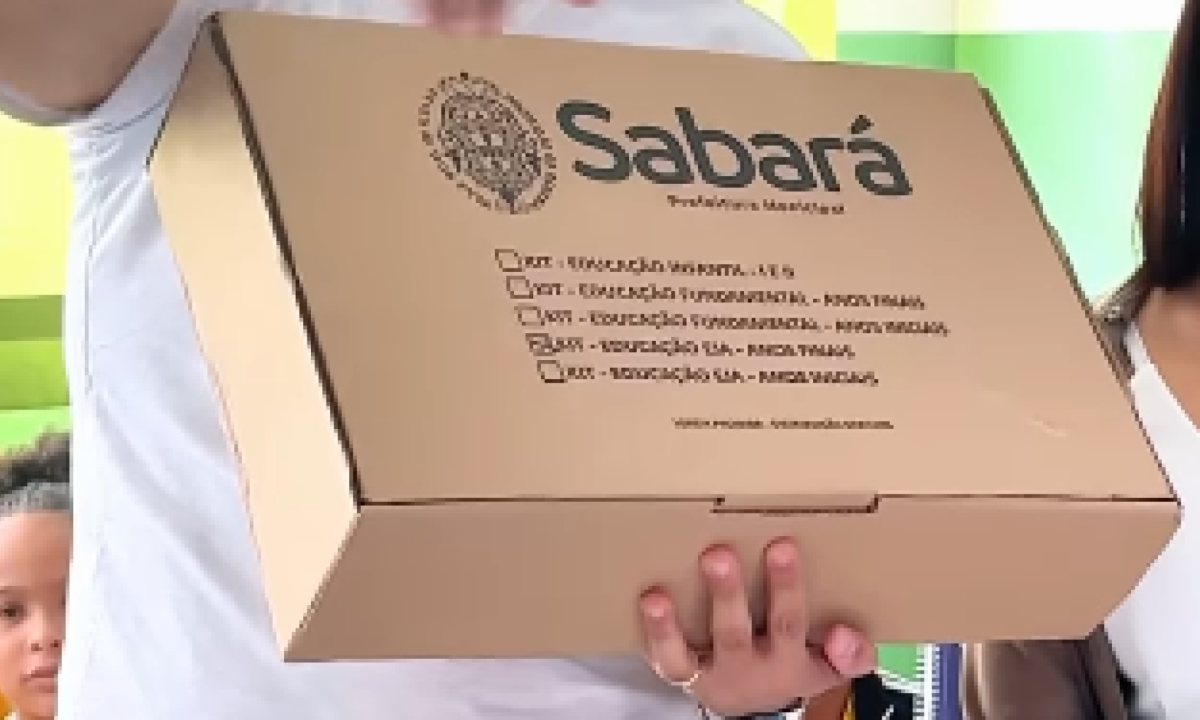 Além dos kits, os alunos também receberam uniformes  -  (crédito: Imagem: Instagram/Reprodução)