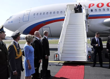 Em plena guerra da Rússia contra a Ucrânia, uma curiosidade é saber como funciona o avião que transporta o presidente russo Vladimir Putin. O avião é superequipado de modo que Putin possa estar a quilômetros de altitude com poder de destruição nas mãos e uma superproteção.  -  (crédito: Divulgação Kremlin)