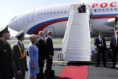Em plena guerra da Rússia contra a Ucrânia, uma curiosidade é saber como funciona o avião que transporta o presidente russo Vladimir Putin. O avião é superequipado de modo que Putin possa estar a quilômetros de altitude com poder de destruição nas mãos e uma superproteção.  -  (crédito: Divulgação Kremlin)