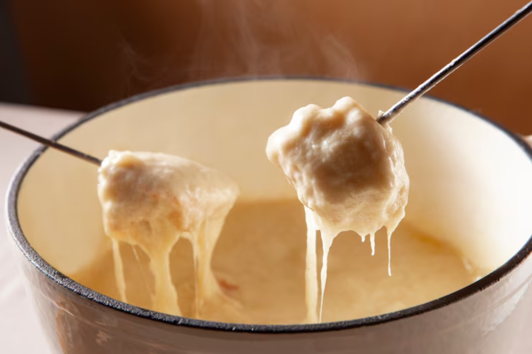 Ideal para dias frios, o fondue também pode ser preparado com chocolate ou carne, agradando a diferentes paladares Ideal para dias frios, o fondue também pode ser preparado com chocolate ou carne, agradando a diferentes paladares