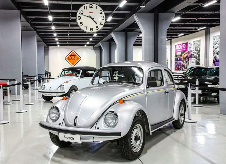 Volkswagen Fusca (1938): Projetado para ser um carro "do povo" acessível e confiável, o Fusca se tornou um símbolo global, vendendo mais de 22 milhões de unidades ao longo de sua produção.