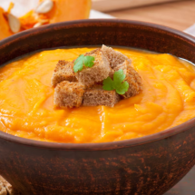 Receita de sopa saudável para o frio com abóbora e gengibre